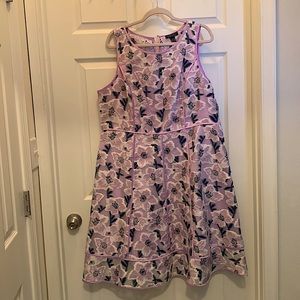 Isaac Mizrahi Live Floral Dress. Dress is sleeveless with Lavender,  piping.